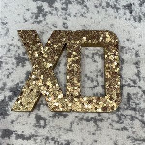 glitter “XO” sign